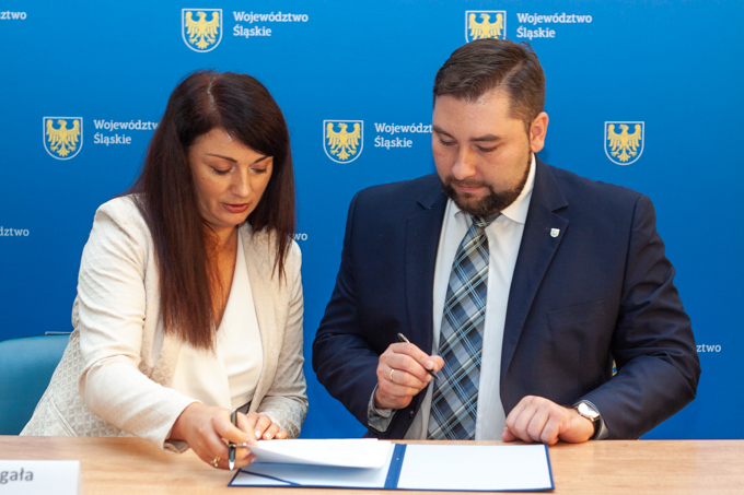 Izabela Domogała i Michał Aloszko- podpisanie umowy